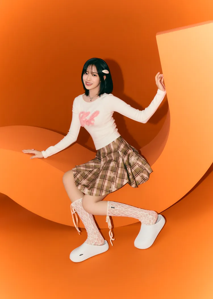 安兪真以短裙、蕾絲長襪俏麗搭配全新鞋款。品牌提供