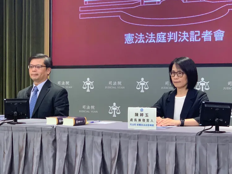 大法官書記廳長楊皓清(左)、司法院發言人陳婷玉(右)今主持公然侮辱罪釋憲案記者會。丁牧群攝