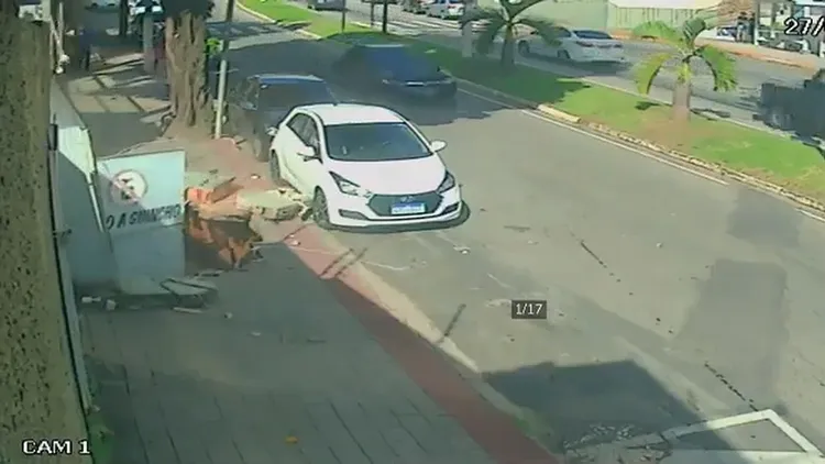  人行道崩塌後，一旁的民宅牆壁也倒了下來。翻攝自推特