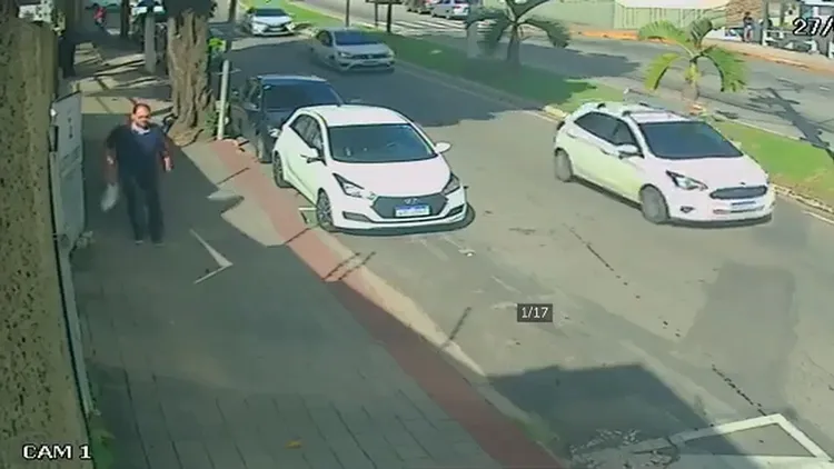 事發前另一名男子走過現場。翻攝自推特