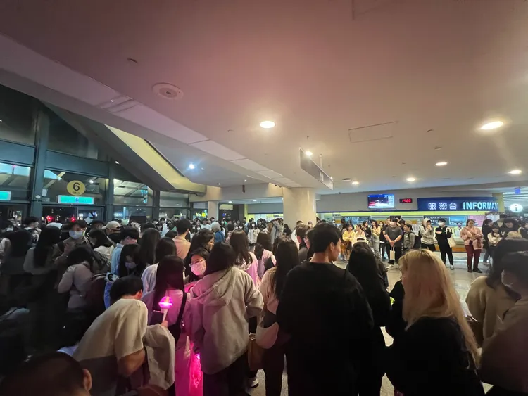 300名粉絲在小巨蛋大廳聽音漏。陳薇安攝