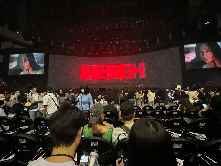 IU首度登上小巨蛋，首場吸引萬人朝聖。讀者提供