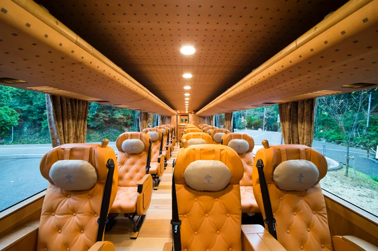 「九州七星號」設計師水戶岡銳治操刀之奢華巴士「YUI PRIMA」，全車僅規劃18席次。YUI PRIMA提供