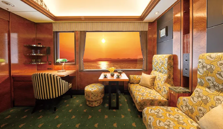 「曙光瑞風號」有13間「皇家雙人房」，裝採用山陰山陽地區5個縣的木材設計，並擺設精美工藝品裝飾。曙光瑞風號提供
