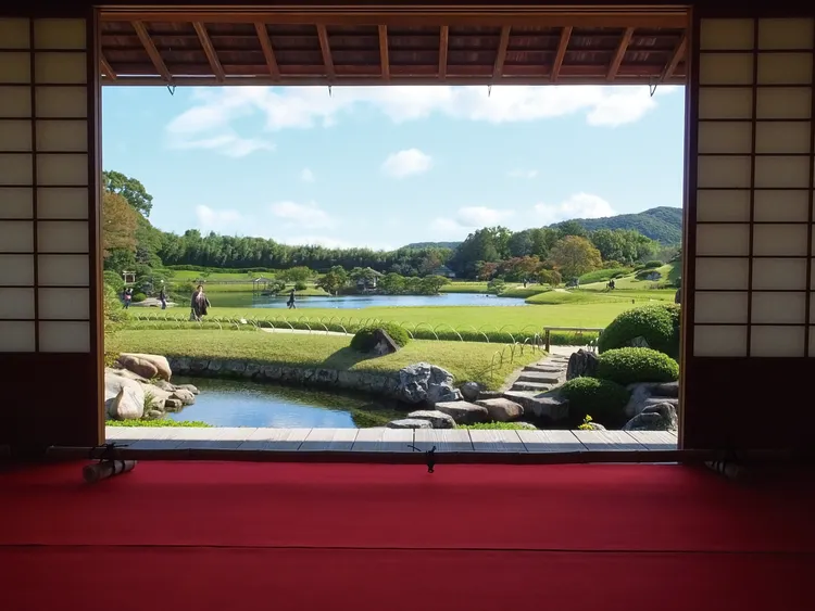 「曙光瑞風號」貴賓能特許進入岡山後樂園內的延養亭。可樂旅遊提供