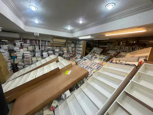 全台「最便宜書局」書櫃骨牌式倒塌狀況慘 民眾主動伸援手連木工都去了