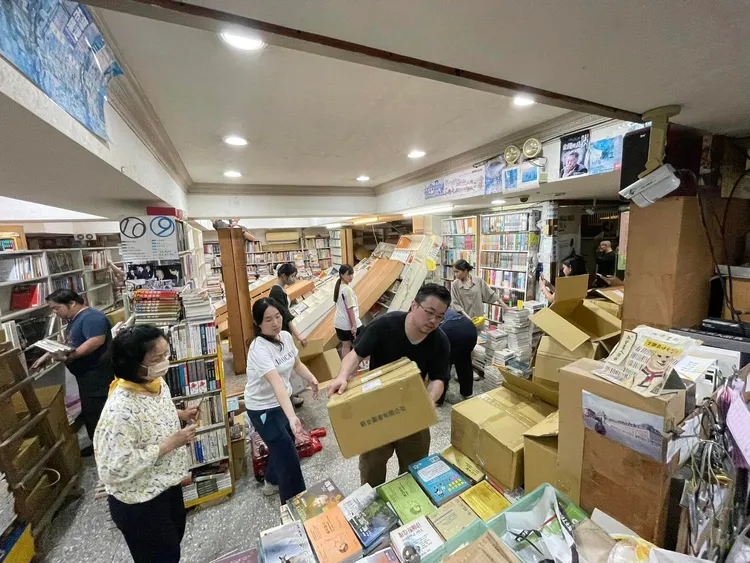 不少愛書人都到場幫忙水準書局。翻攝自水準書局臉書