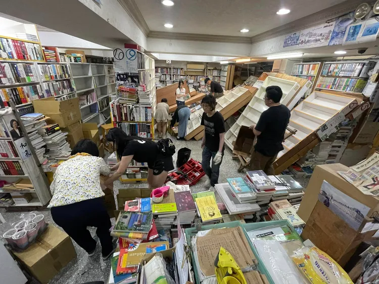 水準書局如今也漸漸恢復，只剩把書擺回及固定書架。翻攝自水準書局臉書