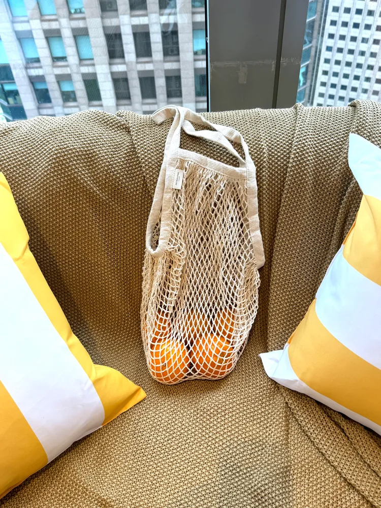 滿額贈送的限量購物提袋。張家玲攝