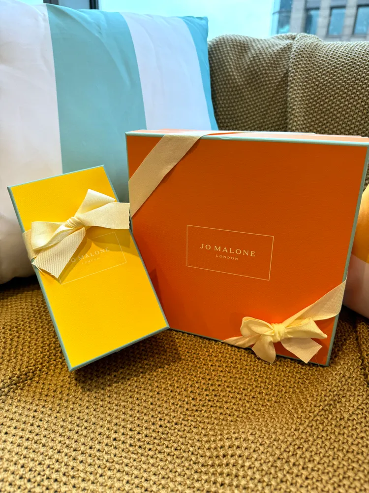 系列柔亮黃與橙橘色禮盒。張家玲攝