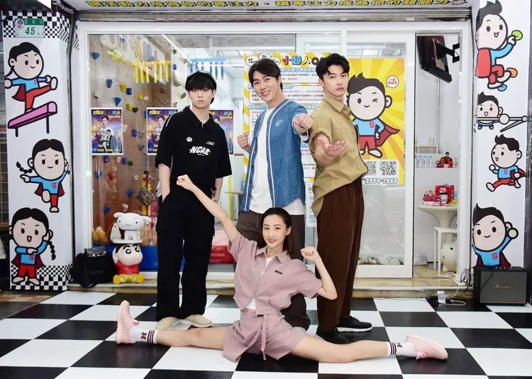 原子少年瑋弟（左起）、古程丰、賴煜鴻、（前排）林芸茜為「小超人綜合體能俱樂部」推出主題歌曲。