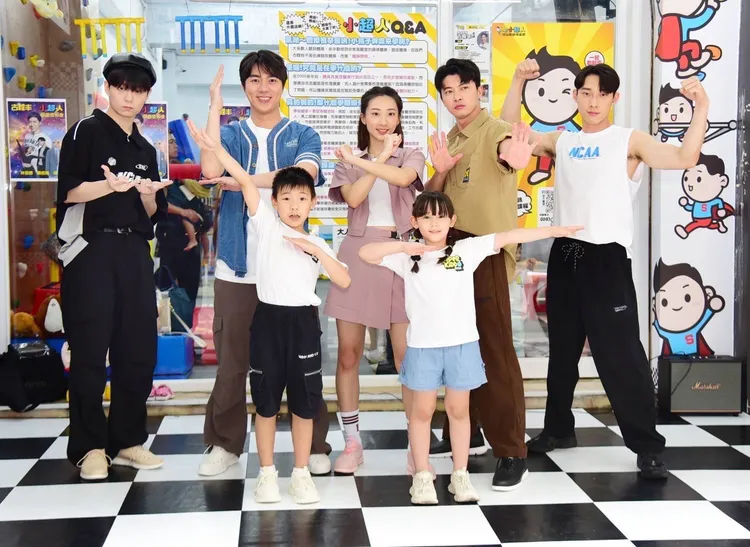 「小超人綜合體能俱樂部」原子少年瑋弟（左起）、古程丰、林芸茜、賴煜鴻、唐綸（前排小朋友）Peter、Hannah師資陣容堅強。