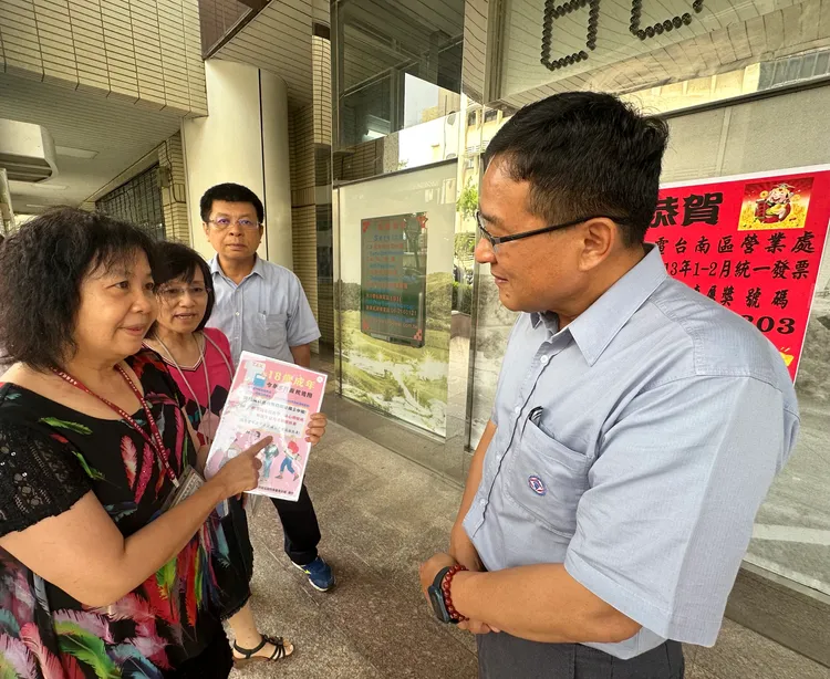 南區國稅局臺南分局長蕭淑芬(左)前往道賀。台電提供