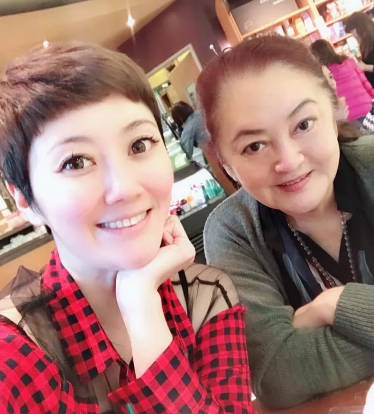 劉曉憶（左）照顧洗腎母親孔蘭薰。翻攝孔蘭薰臉書