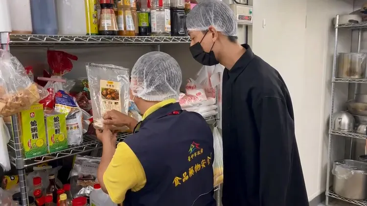 台中市食安處前往今鶴餐酒館逢甲店稽查。市府提供