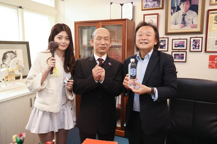 立委王世堅（右起）自嘲頭髮數量勝過「韓國魚」。鄉民大學問提供