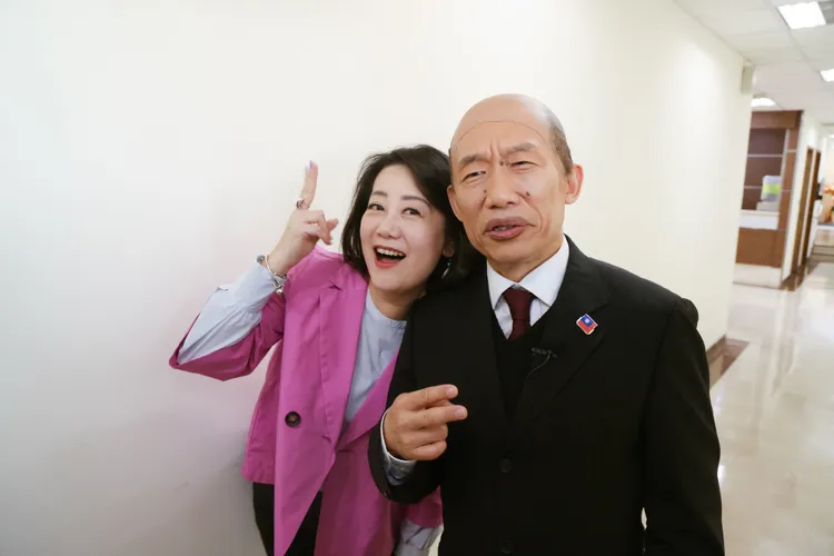 立委吳思瑤（左）讚「韓國魚」比平常帥。鄉民大學問提供