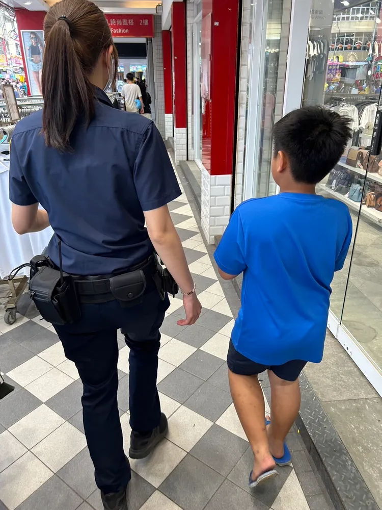女警帶12歲男童返所照顧。警方提供