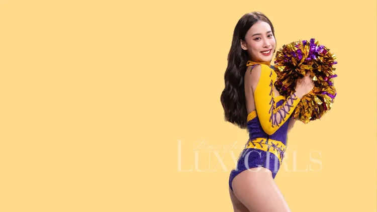 Zoey卓穎是啦啦隊Luxygirls的隊員，喜歡跳舞表演也熱愛歌唱。