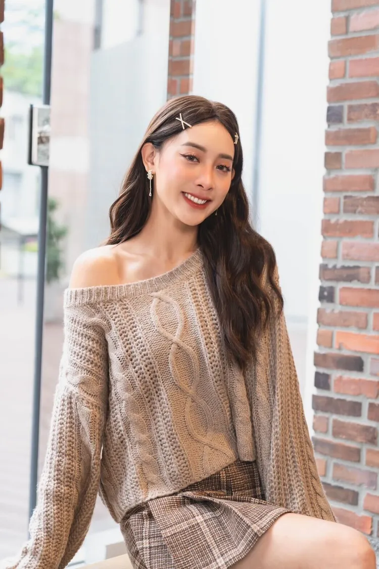 有著一頭浪漫的長鬈髮的卓穎，看似成熟嫵媚，卻有一顆少女心。