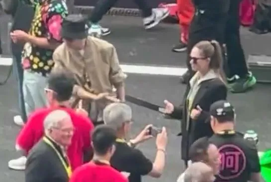 林俊傑立刻讓出空間給昆凌，還對攝影師比了「請」的手勢。翻攝芒果撈小萌主微博