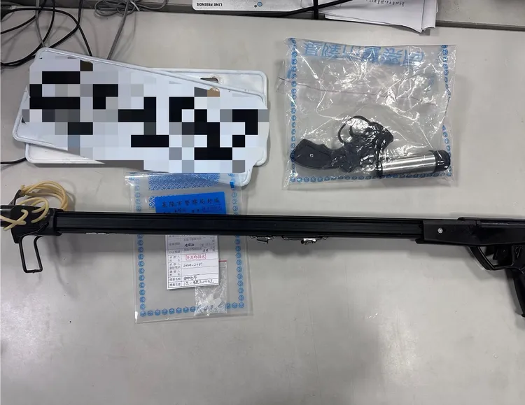 警方找到非法漁槍、安毒。翻攝照片