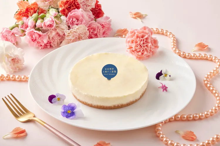 台北艾麗希爾頓格芮精選酒店LA FARFALLA義式餐廳及The Terrace大廳酒吧各推出聯名「北海道重乳酪」蛋糕。業者提供