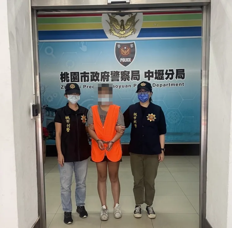 共犯林女狼狽落網。中壢警分局提供