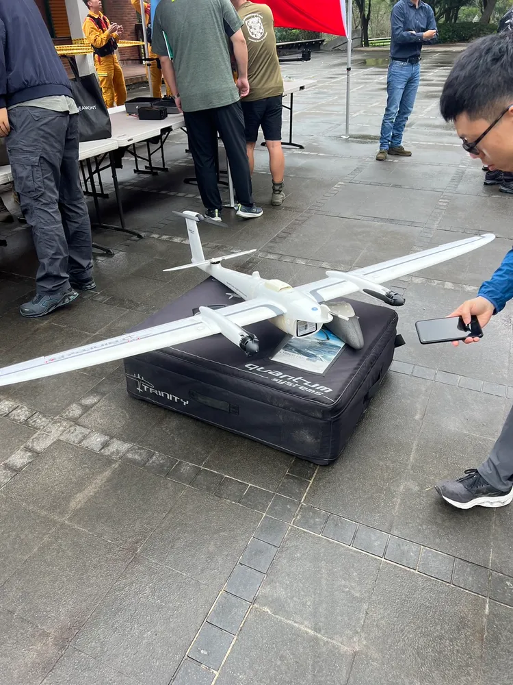 土耳機空拍機隊帶來高解析度的無人機深入災區。消防署提供