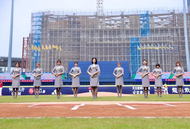 PS女孩穿空服員制服跳開場舞。  翻攝PS女孩臉書