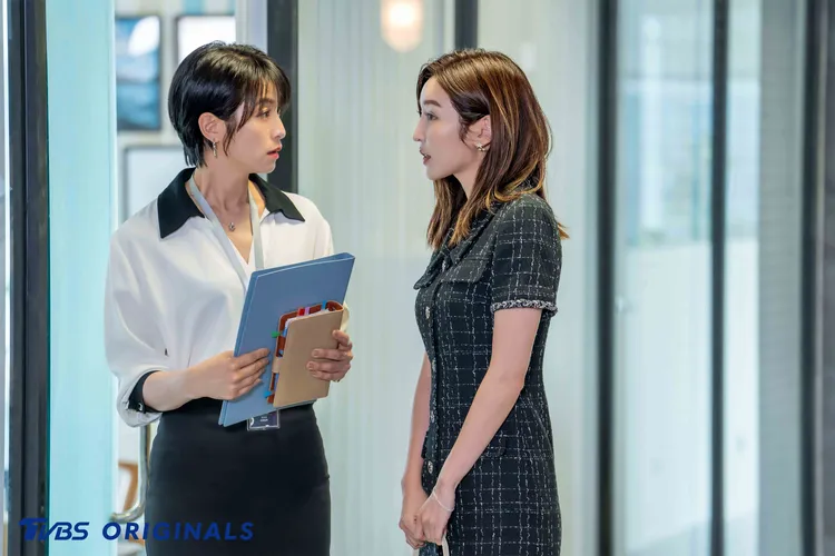 曾莞婷（右）笑虧賴雅妍祕密總是藏不住。TVBS提供