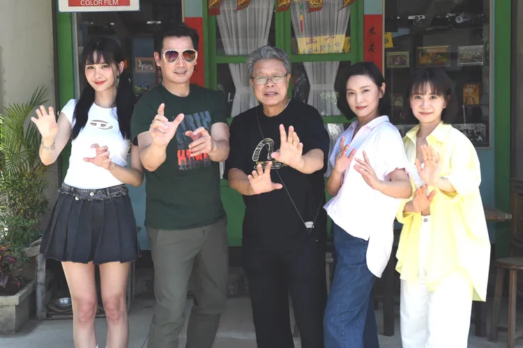 安心亞（左起）、伊正、楊烈、梁家榕、張育綺。華視提供