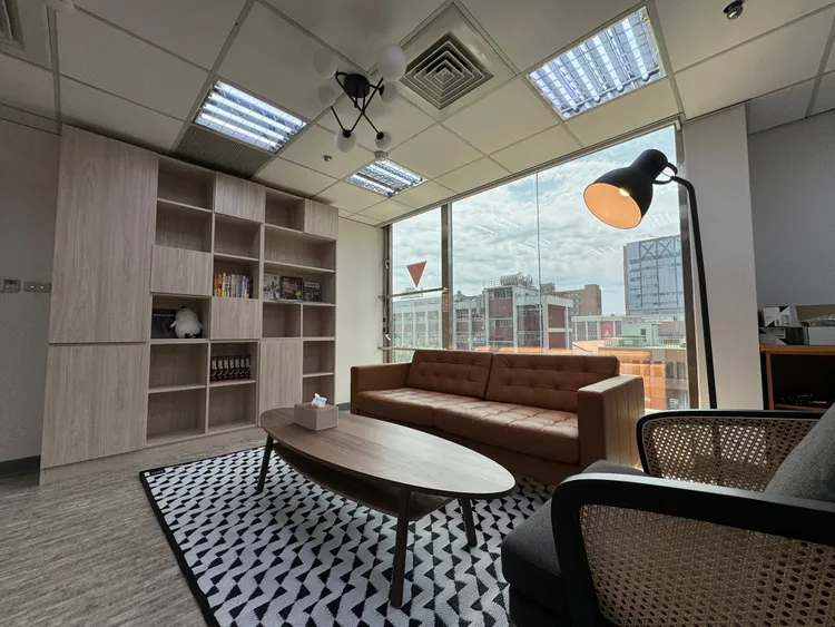 辦公室儼然是一個小型書房。彭欣偉攝