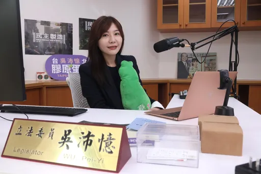 壹蘋開箱｜吳沛憶珍藏蘇貞昌合影！直呼他太凍齡　辦公室架直播間拼空戰