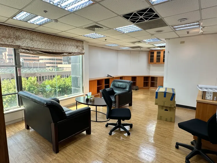 吳沛憶承接民進黨前立委陳歐珀的辦公室，還未裝潢前，僅有撿隔壁的民進黨立委黃秀芳辦公室的沙發使用。潘袁詩羽攝