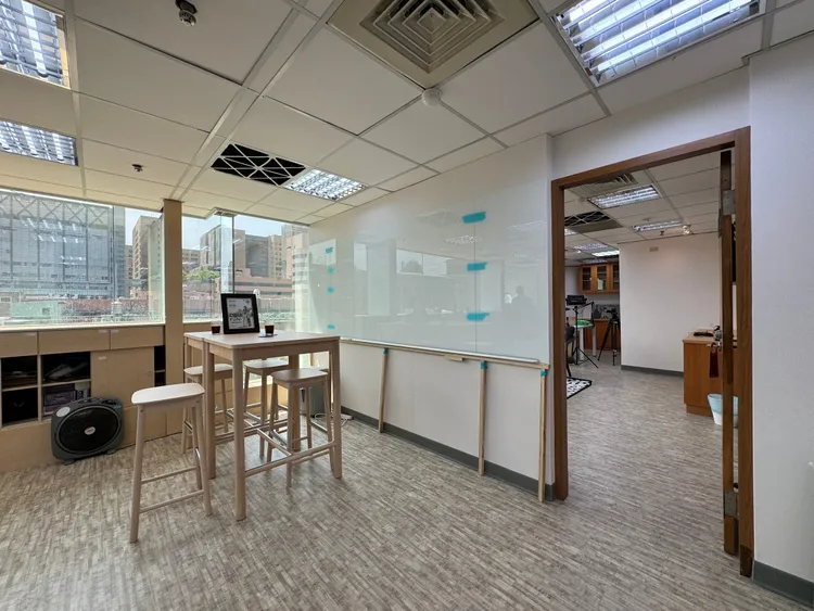 座落在辦公空間角落的開放式會議室。彭欣偉攝