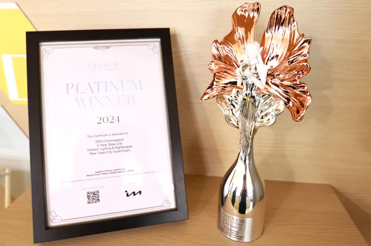 「2024 French Design Awards」「Platinum」白金獎獎杯及獎狀。觀光局提供