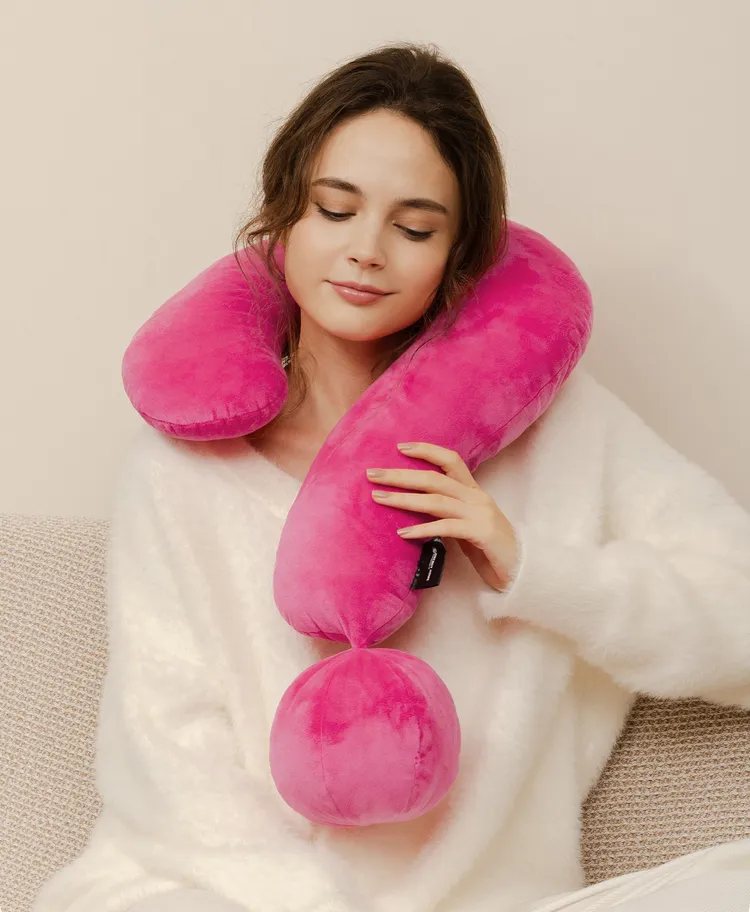 ▲掛脖式頸枕，細膩觸感溫柔地貼合肌膚。