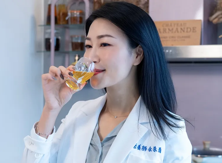 營養師余朱青分享，平時會利用白蘭氏萃鷄精作為食補的基礎，定期補充體力與神采。業者提供