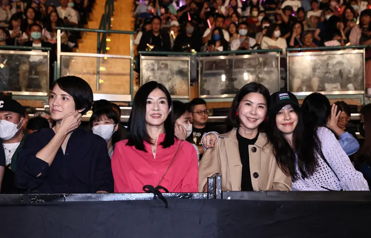 李心潔（左起）、楊采妮、許茹芸、徐若瑄開心同框。彭欣偉攝