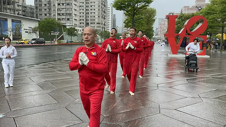 吉拉達摩金剛上師率領弟子以五體投地大禮拜方式，繞行台北101祈福。協會提供