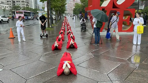花蓮7.2地震 百人繞行台北101五體投地大禮拜祈福