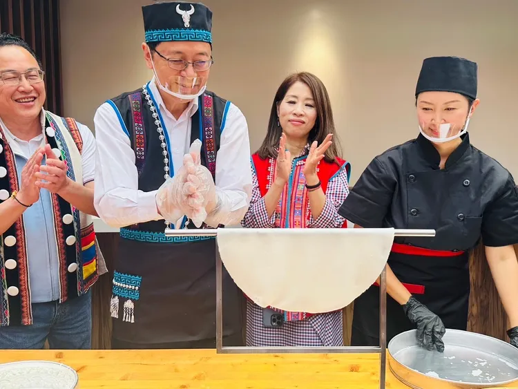 張善政現場製作米干，公開米干製作流程。桃園市府提供