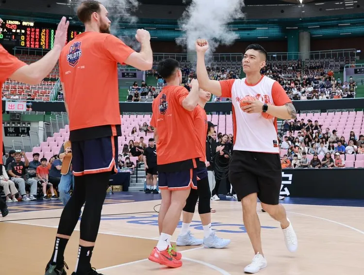 簡嘉宏重返球場參加璞園活動。  翻攝領航猿臉書