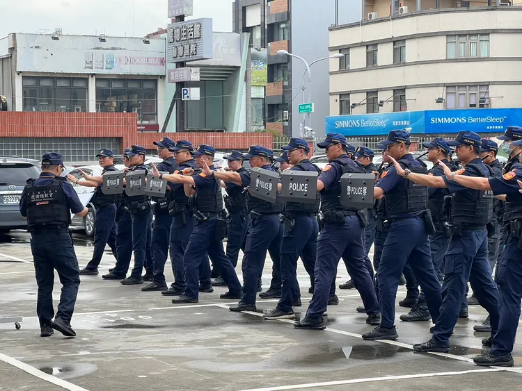 彰化縣警局從霹靂小組、技術教官挑選42人，組成大甲媽祖遶機動應變專責警力。警方提供