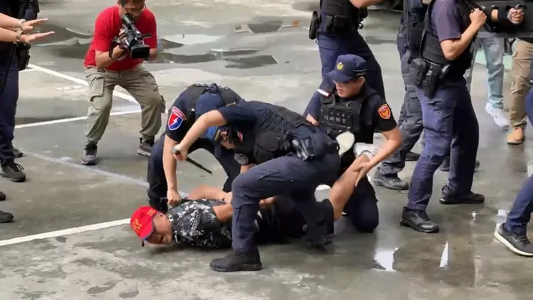 警方演練壓制在大甲媽遶境過程中鬧事的民眾。警方提供