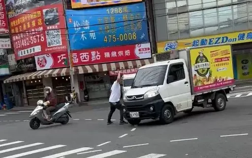 桃園男大馬路上隨機攔車!再祭「超派鐵拳」 警到場才知是這原因