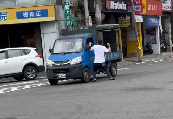 男子攻擊行進間的車輛。楊梅警分局提供