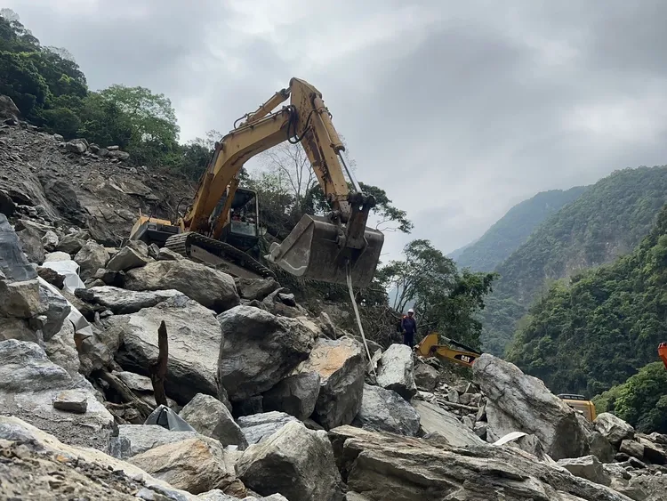 砂卡礑開挖作業持續進行中。消防署提供