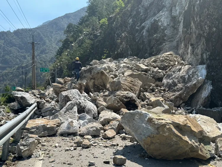 中橫便道多處坍方。民眾提供